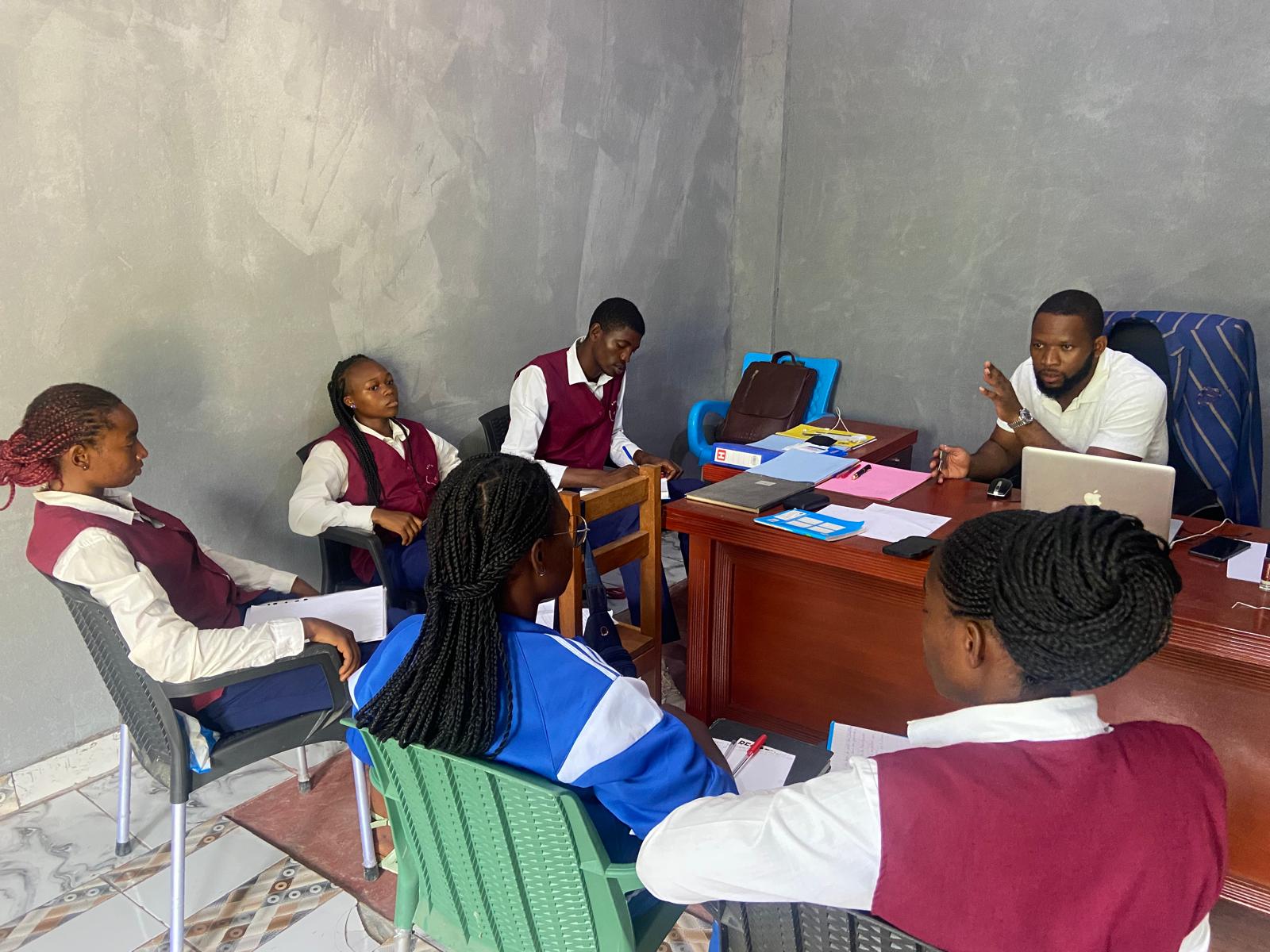 Le Promoteur Fondateur William NAGA avec des etudiants d ISTS AGORA dans son bureau