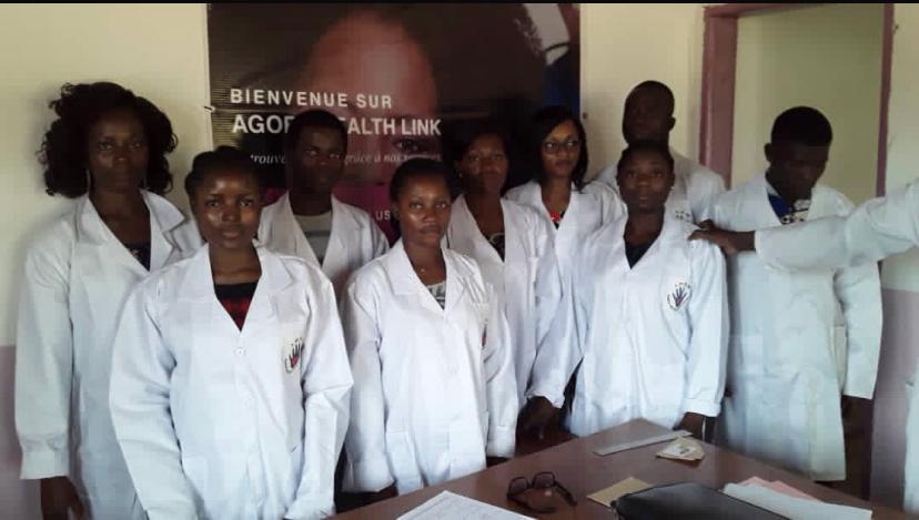 Groupe d etudiants en sciences de la sante posant au laboratoire d ISTS AGORA