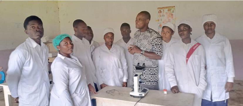 Enseignant expliquant une manipulation en laboratoire